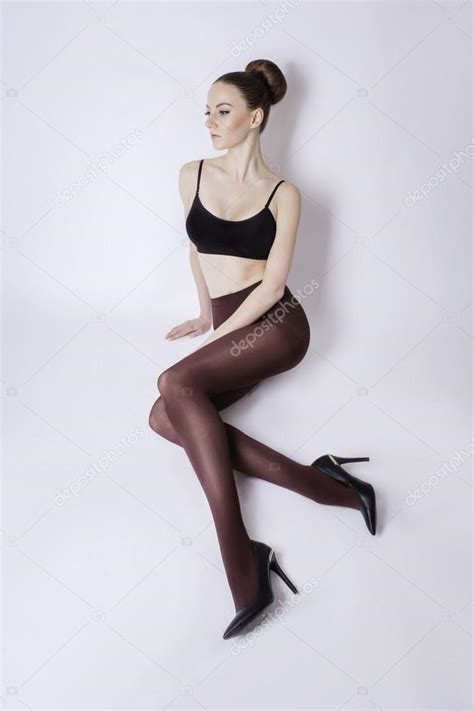 schöne frau mit langen sexy beinen in strümpfen stockfotografie lizenzfreie fotos