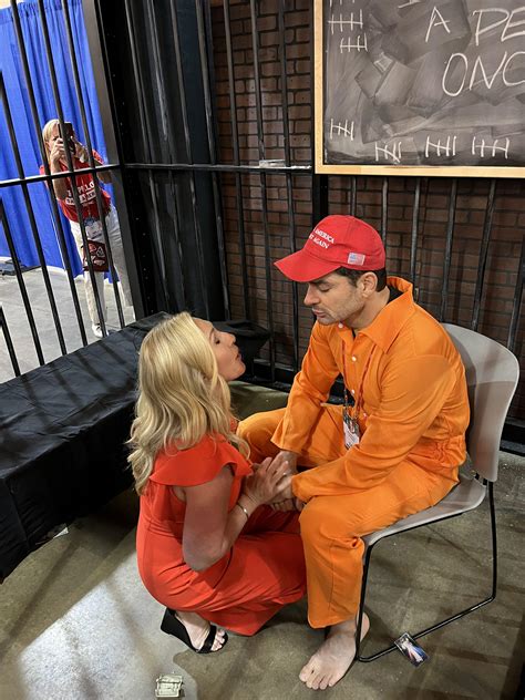 El espectáculo surrealista de Marjorie Taylor Greene y la jaula de