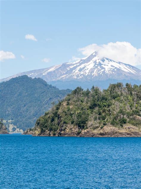 Da wikipédia, a enciclopédia livre. The Amazing Choshuenco Volcano Surrounded By Clouds, Over The Waters Of Lake Panguipulli, In ...