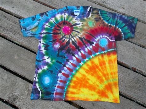 When it comes out of the dye it will be a vivid green; tie dye techniques zig zag - Google Search | Tie dye ...