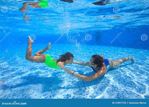 母亲和女儿在游泳池潜水 库存图片 图片 包括有 喜悦 户外 逗人喜爱 乐趣 女儿 夏天 下潜 47897729