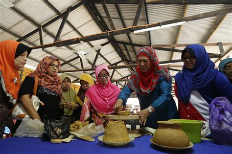 Sayong village is located in the state of perak in peninsular malaysia, about 3 hours away from kuala lumpur. Perusahaan Labu Sayong ke peringkat antarabangsa # ...