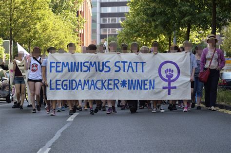 Einfache Antworten Auf Ein Komplexes System Die Neue Rechte Und Die Frauen In Sachsen Gunda