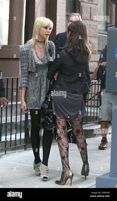 taylor momsen and willa holland on the set of gossip girls new york city usa 30 09 08 stock