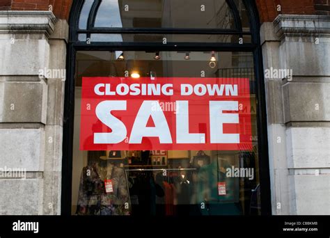 Red Closing Down Sign Hi Res Stock Photography And Images Alamy