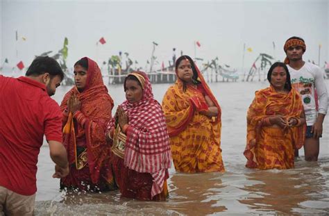 Photo Gallery Devotees Perform Chhath Puja Rituals News Zee News