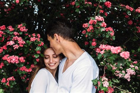 Joven Pareja Feliz En El Amor Al Aire Libre Amando Al Hombre Y A La Mujer En Un Paseo Por Un