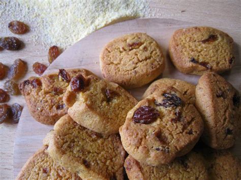 Biscotti, known also as cantucci (kanˈtuttʃi), are italian almond biscuits that originated in the tuscan city of prato. Ricetta dei biscotti integrali con uvetta