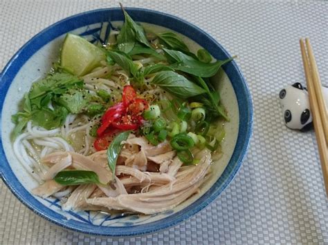 For faster navigation, this iframe is preloading the wikiwand page for 越南粉. 湯麵越南雞肉河粉(米線版) by 貪吃貓 - iCook 愛料理