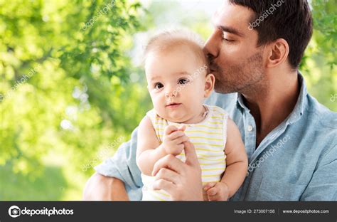 Padre Besando Poco Bebé Hija Fotografía De Stock © Syda