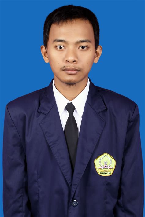 Pas foto ijazah dewi persik memang terlihat berbeda. Seven Studio: Pas Foto/Ijazah