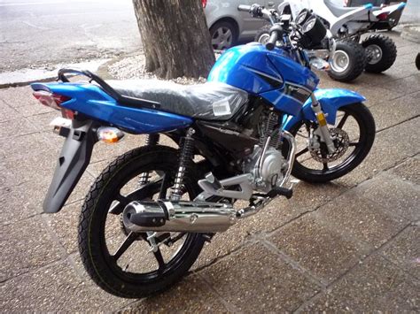 For 2014 a new mini cowling not only gives the ybr a sleeker look, together with the tank covers it improves rider comfort levels by providing added weather protection. Todo sobre motos: Galería: Yamaha YBR 125 ED