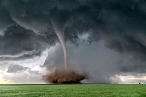 Storm Chaser Enjoys Epic Day With 14 Tornadoes In One Hour Mens Journal