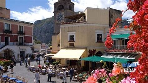 Obbligo della mascherina in tutte le aree di pertinenza dei centri commerciali e chiusura di bar e ristoranti al massimo all'una di notte. Forio d'Ischia, obbligo di mascherine anche all'aperto nei ...