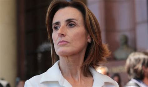Yasna provoste, ministra de educación, primera ministra destituida, después de 20 años de ejercicio parlamentario, una vez advenida la democracia (¿) en chile. Ministra de Educación queda como "repitente"con su ...
