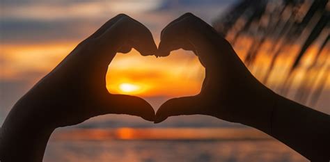 Premium Photo Woman Makes Heart Hands At Sunset