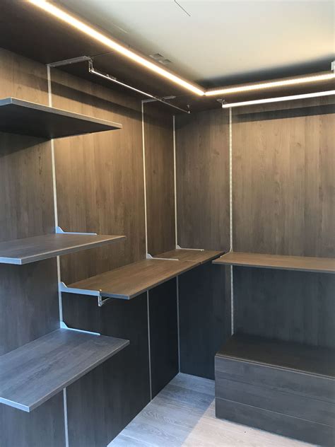 Le cabine armadio su misura sono un'ottima soluzione per numerosi appartamenti a milano, che rendono gli spazi di casa utilizzabili e fruibili al meglio. Cabina Armadio su misura - Dea arredamenti su misura