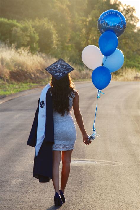 Get the graduates to use their certificates as props. Grad poses photos | Graduation pictures, College ...