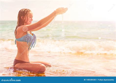 Sch Nheit Im Bikini Ein Sonnenbad Nehmend An Der K Ste Stockfoto Bild Von Sommer Kaukasisch