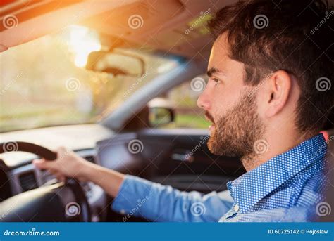 hombre que conduce un coche foto de archivo imagen de feliz persona 60725142