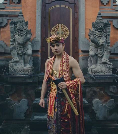 Gaya 10 Seleb Cowok Pakai Busana Tradisional Bali Ganteng Maksim