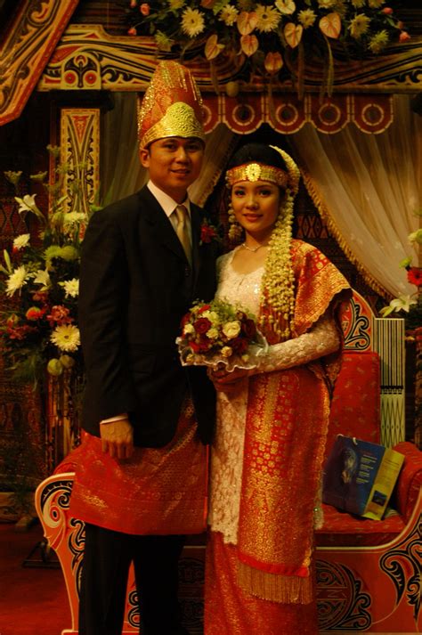 Berita pengantin sunda terbaru hari ini: Kumpulan Foto Model Baju Pengantin Adat Batak - Trend Baju ...
