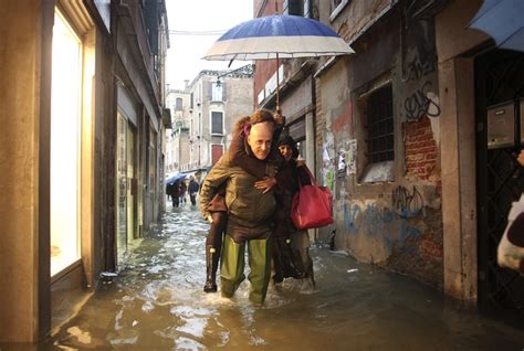Potvynis plauna 70 procentų Venecijos | 15min.lt
