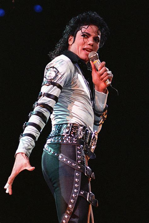 In Mostra A Londra Gli Abiti Di Scena Di Michael Jackson Modalizer