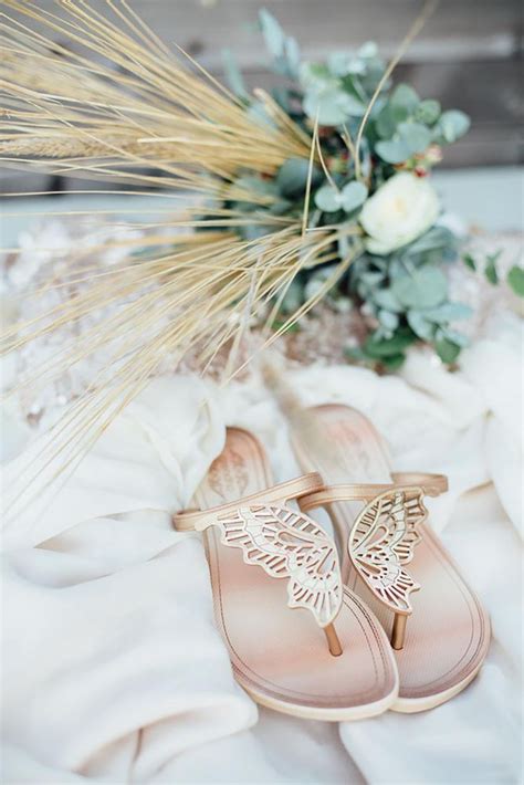 Lassen sie mit uns auch schmetterlinge zur hochzeit fliegen. Brautschuhe | Strandhochzeit, Schuhe hochzeit, Brautschuhe