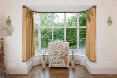 17 Simple But Adorable Bay Window Curtains Designs