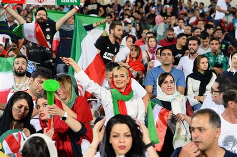 After 40 Year Ban Iranian Women Allowed To Watch World Cup With Men Huffpost Women