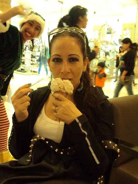 Comiendo Un Rico Heladito Humm Debora Milenka Ruiz Corcega Flickr