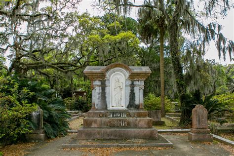10 Hauntingly Beautiful Photos Of Savannahs Bonaventure Cemetery