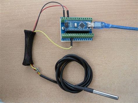 It is extremely useful if you want to measure temperature within a large area of several 10's of metres, such as a building, since many devices can be attached to a single wire pair. CAPTEUR DS18B20 PDF