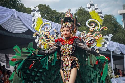 Cinta Laura Tampil Ekstra Di Jember Fashion Carnaval 2019