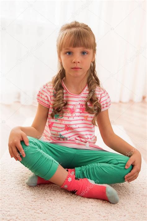 Télécharger Petite Fille Mignonne Assise Sur Le Sol à La Maison — Image