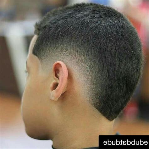 Bold Fade Around The Ears With A Triangle Tip At The Back Aveda Desenho De Cabelo Masculino