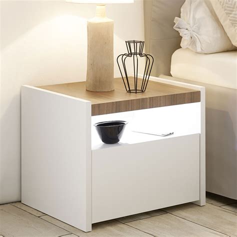 Optez pour la table de nuit tiaré qui s'associera parfaitement au lit de la même collection pour une chambre harmonieuse. Table de nuit blanche, table de chevet moderne, chevet pas ...