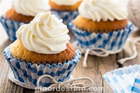 cupcakes de vainilla sencillos y esponjosos como prepararlos en casa y