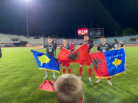 Futbollistët shqiptarë suksesin në Zvicër e festojnë me flamurin