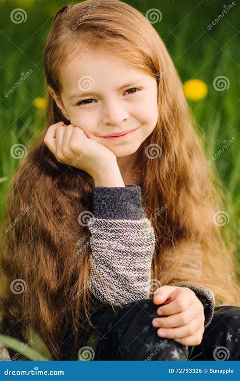 Retrato Da Menina Bonita Bonito Pequena No Jardim Foto De Stock
