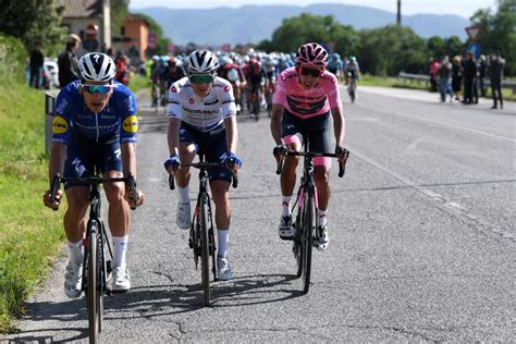 Egan bernal tras la clásica de san sebastián tomará rumbo a colombia. Egan Bernal and Remco Evenepoel fight for bonus seconds on ...