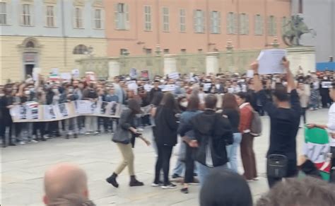 Anche A Torino In Centinaia Per Protestare Contro La Morte Della Enne