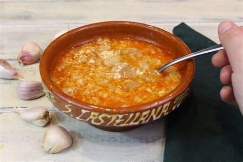 Sopa Castellana O Sopa De Ajo Con Cuchara Y Cucharon