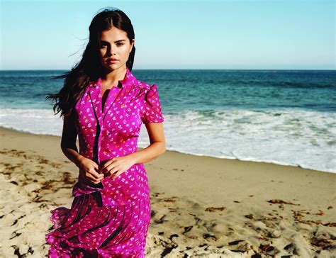 Selena Gomez In The December 2015 Issue Of Vogue Popsugar Latina