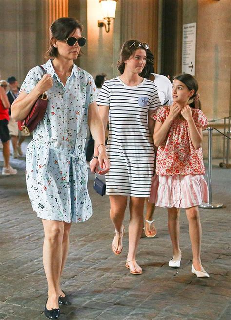 Katie holmes took to instagram to share a glimpse inside the home she's isolating in during the lockdown with daughter suri cruise. Suri Cruise Is So Grown Up As She Strolls The Streets of ...