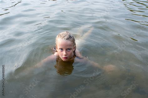 Blondes Mädchen Schwimmt Im See Stockfotos Und Lizenzfreie Bilder Auf Bild 144488845