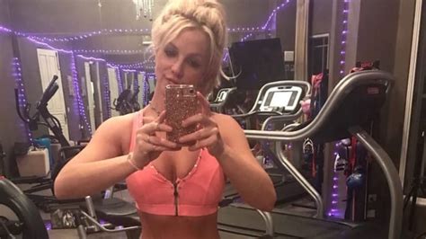 Video Britney Spears Comparte Su Sesión De Yoga En Diminuto Bikini