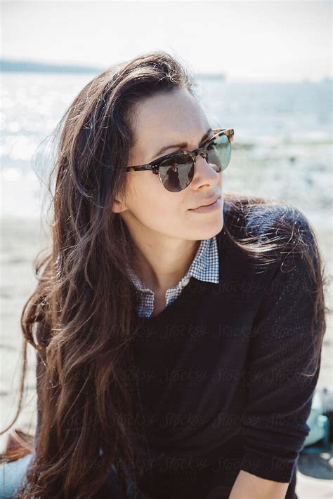 portrait of stylish woman wearing sunglasses on a beach del colaborador de stocksy carey shaw
