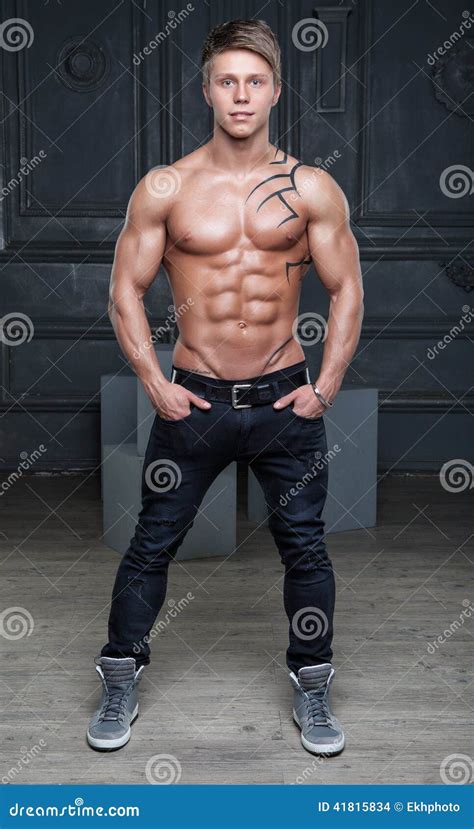 Muskulöser Junger Nackter Sexy Kerl Der In Den Jeans Und In Den Schuhen Aufwirft Stockfoto
